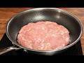フライパンに敷き詰めるだけ。安い豚こま肉が「巨大な極上チーズステーキ」になる。