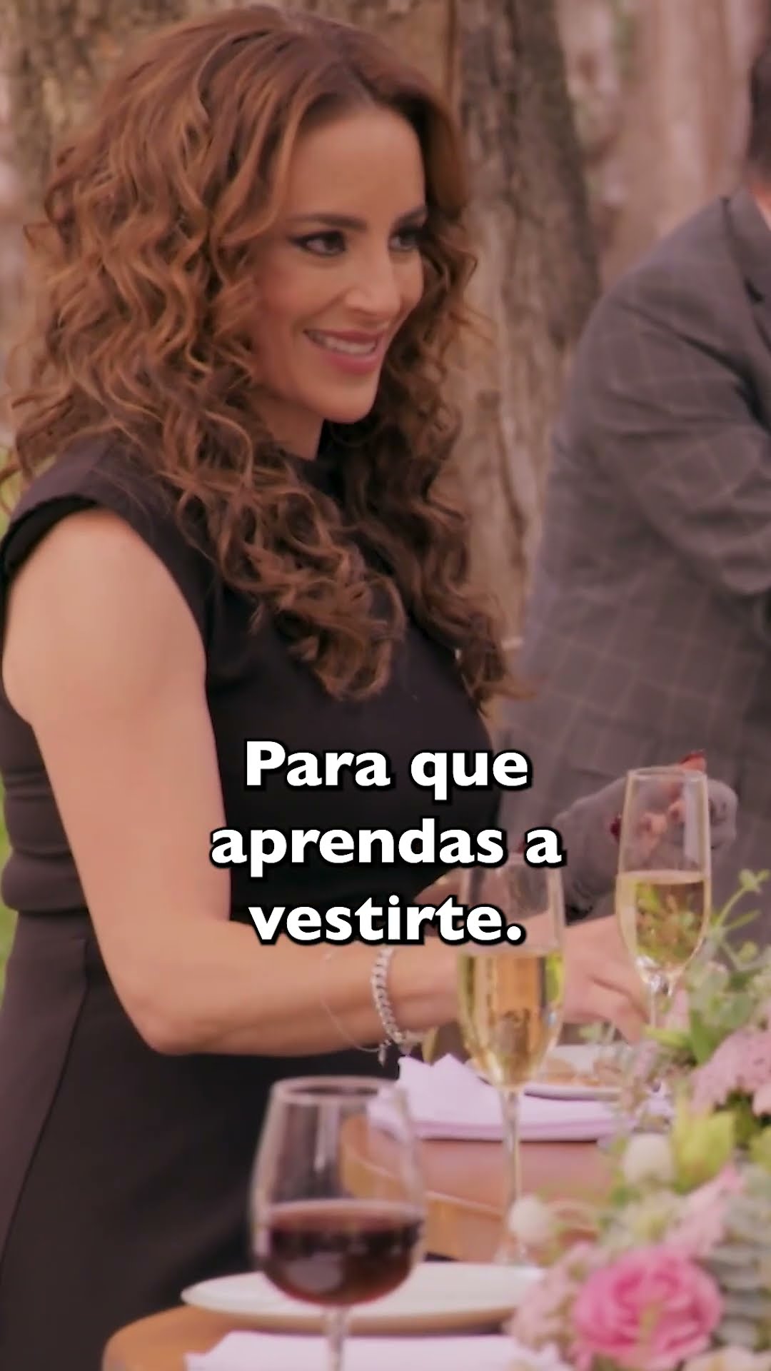 ? Jezabel insiste en que Helena debe aprender a vestirse #ElÁngelDeAurora #Short