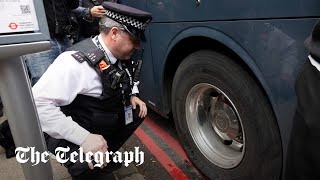 video: Protesters slash tyres and block bus with e-bikes to stop removal of migrants