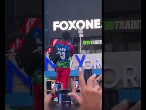Brazilian LEGEND Cafu SHOWS UP at Times Square — Same Spot Speed Did the SIUUU 😱