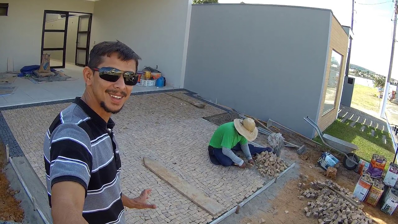 Colocação da calçadinha com pedra portuguesa.