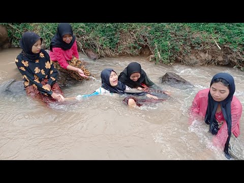BASAH BASAHAN!! Mojang Gadis Desa Cantik Bernostagia Mandi Di Sungai