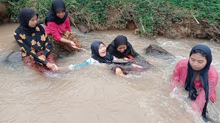 BASAH BASAHAN!! Mojang Gadis Desa Cantik Bernostagia Mandi Di Sungai