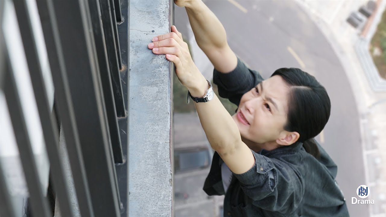 【最新電影】女警不顧安危救下輕生女孩，誰知自己失手摔下樓！結果驚險