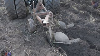 Сломал треугольник. Погнул стойку плуга. Хотел вспахать.  Забыл про пень.  Решаем ситуацию.