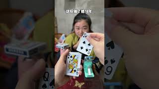 美女被这一招诡异的小手吓坏了