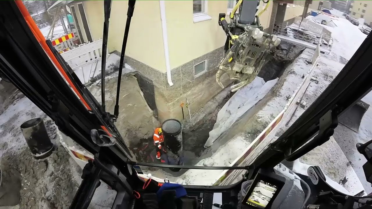 salaojitusta. seinän vierustan aukasua. drainage installation. trench opening. volvo ewr150E.