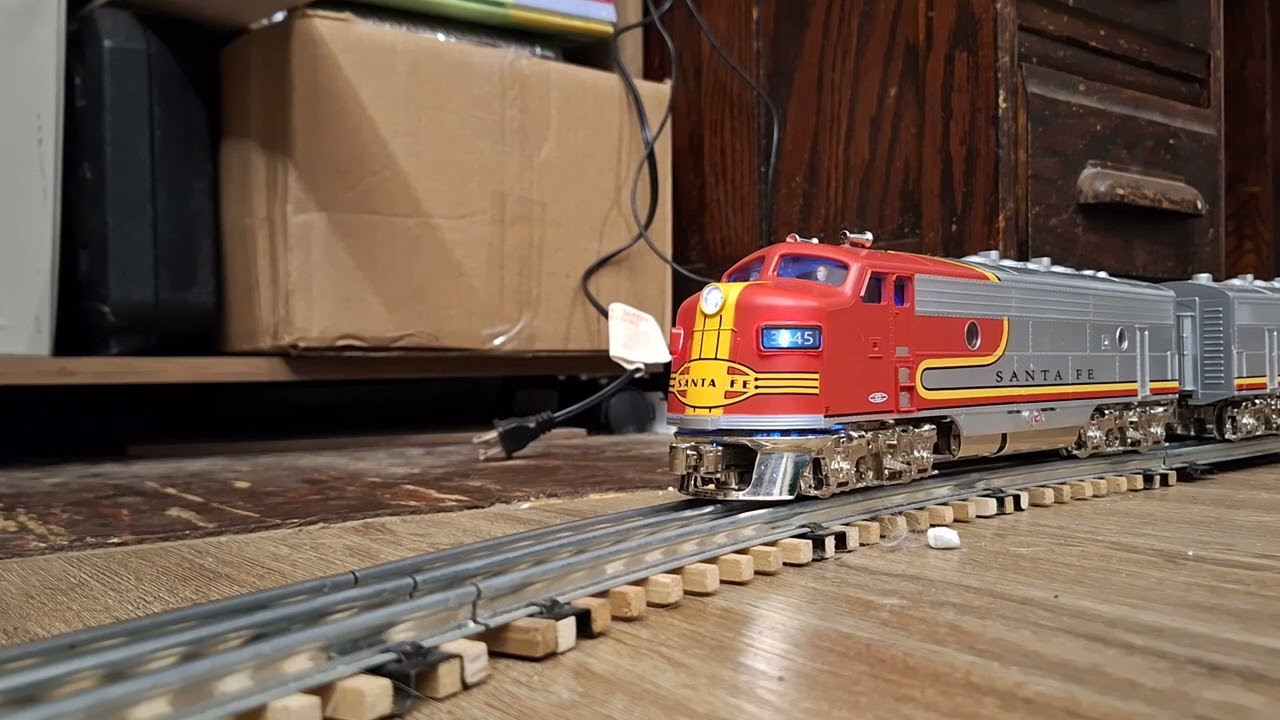 MENARDS F7 SANTA FE PULLS THE US ARMY TRAIN !