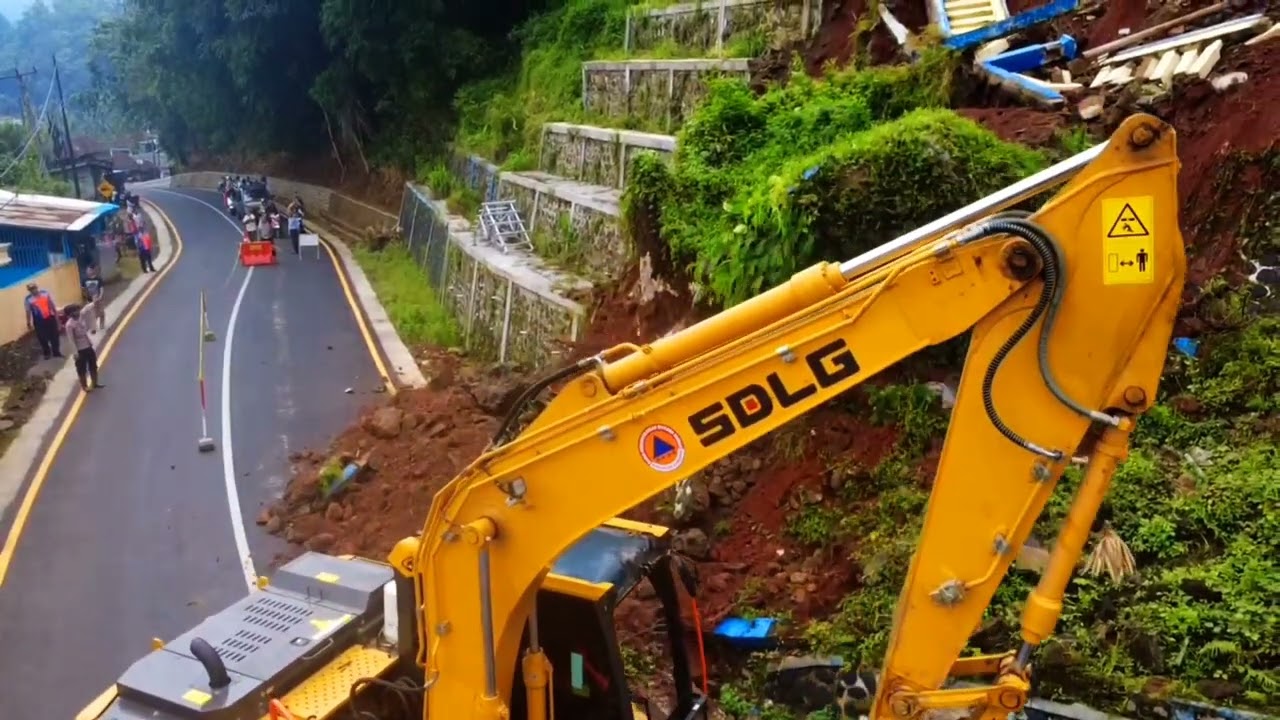 Detik Detik Robohnya Tembok Tebing SDN Bunter Cikareo Selatan Wado Sumedang Cuaca Mendung Berkabut