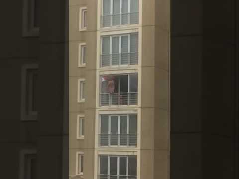 Korkusuz kadın 6. katta cam silerken
