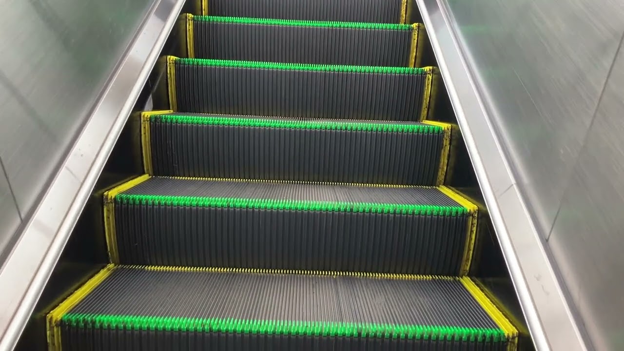 【日立】2X エスカレーター 東岸和田駅　JR阪和線 2X escalator Minami Higashi Kishiwada station JR Hanwa line Osaka Japan