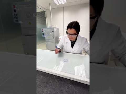No laboratório da PKO Vidros, são realizados testes para garantir resistência e desempenho.