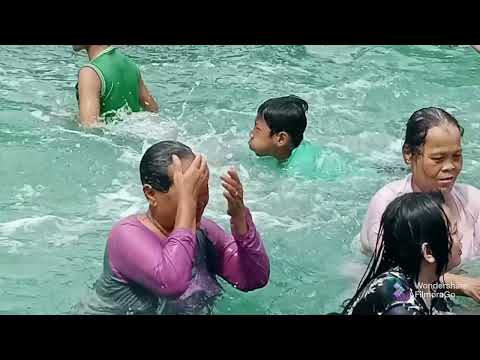 Luar biasa ibu ibu nekat  Berenang   di  Kolam  Renang Gaya kodok