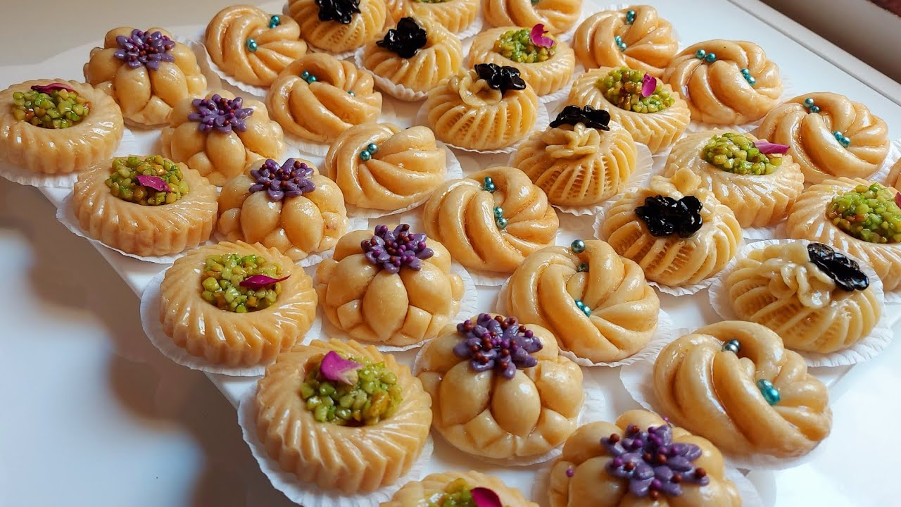 تشكيلة من حلويات لوز