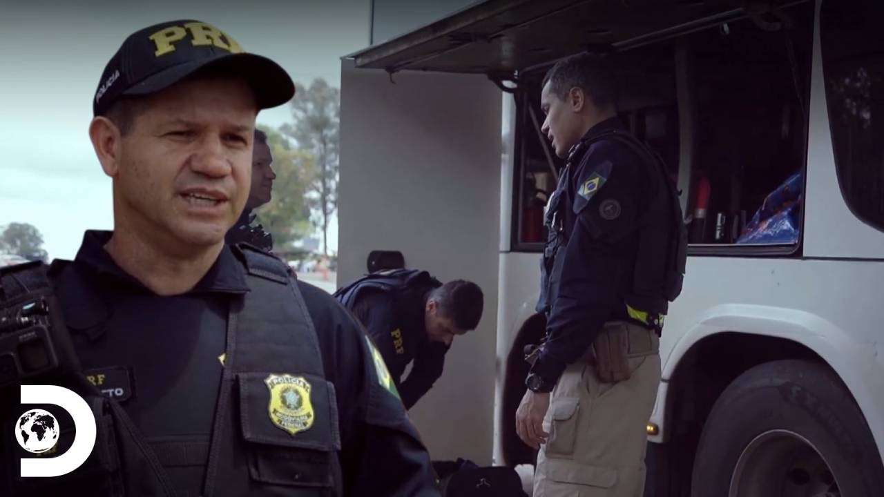 Este carro estava transportando telefones escondidos na tapeçaria | Operação Fronteira Brasil