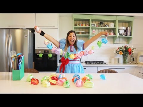 ללוש חוגגת את סוכות עם קישוט מיוחד לסוכה שרשרת כדורים מיוחדת לסוכה