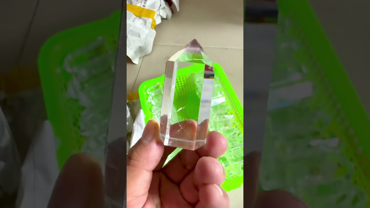 Highly transparent white crystal column 