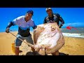 IMPRESSIONANTE O TAMANHO E A FORÇA DESSA JAMANTA, A MAIOR QUE JÁ PESQUEI... Pesca de Praia!