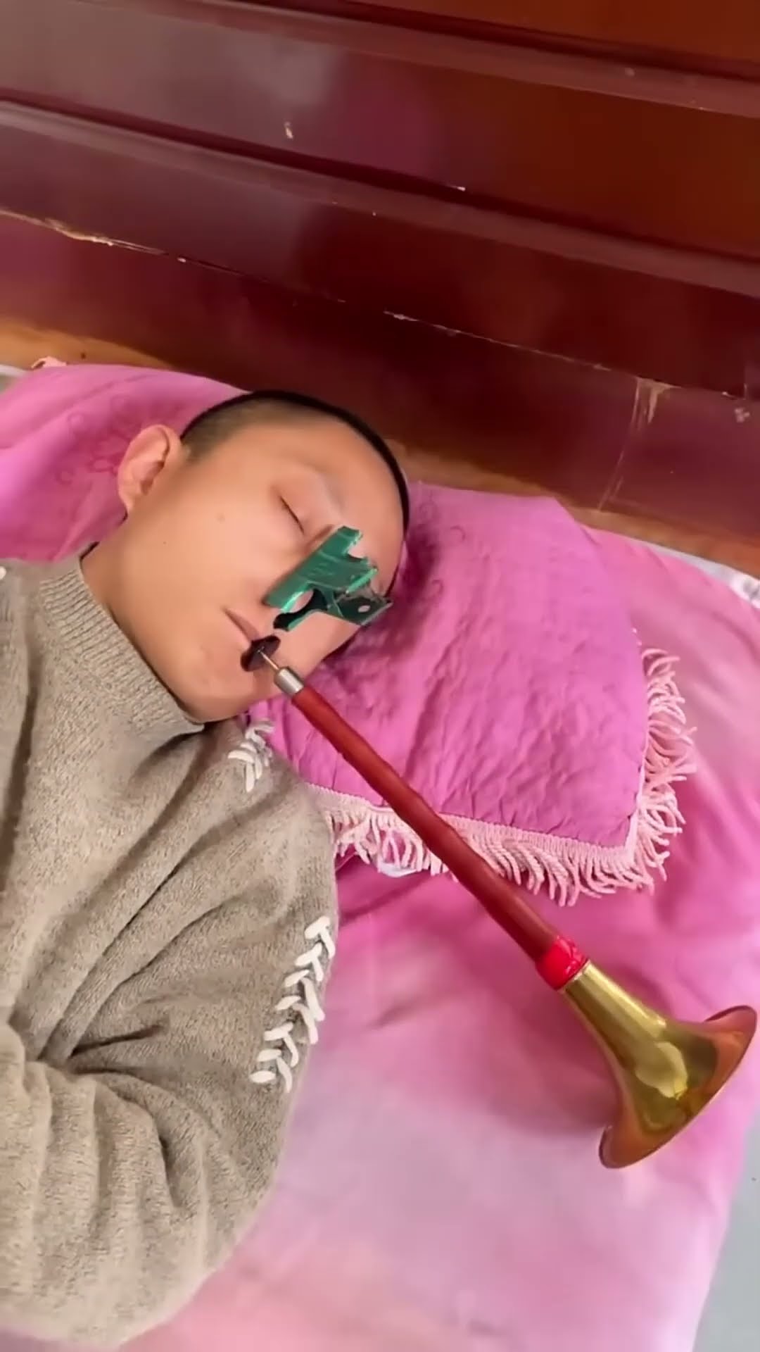 趁爸爸睡着让他吹个喇叭，这嗓门是真大#Cute baby#Cute#呆萌小米宝#聪明宝宝#萌娃#整蛊#测试