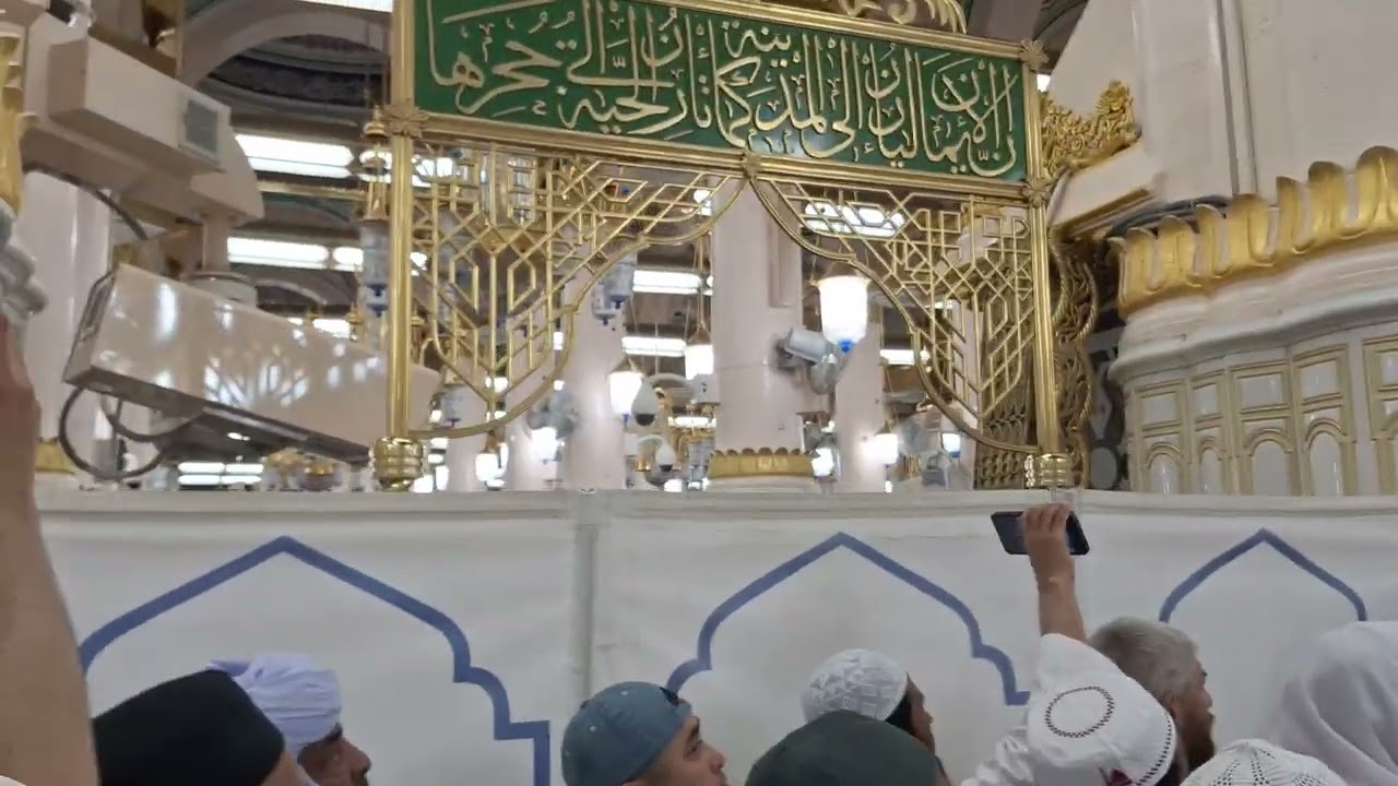 روضہ رسول (ص) مسجد نبوی مدینہ کا اندرونی منظر۔