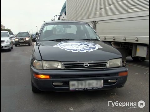 Вела машину девушка шофер Вела машину девушка шофер