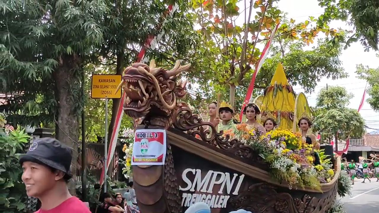 Kemeriahan pawai budaya SMPN 1 Trenggalek 2024