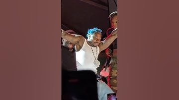 ASAKE  KNEELING DOWN ON STAGE WHILE PERFORMING IN 🇺🇸🔥❤️‍🔥🪐