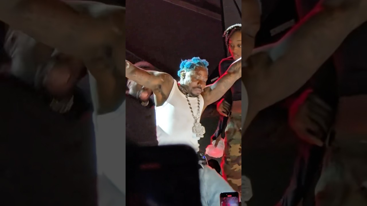 ASAKE  KNEELING DOWN ON STAGE WHILE PERFORMING IN 🇺🇸🔥❤️‍🔥🪐