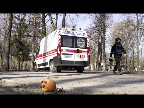 Рискуя своими жизнями под обстрелами в Харькове, медики спасают жизни жителей города