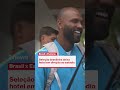 Seleção brasileira deixa hotel em direção ao estádio
