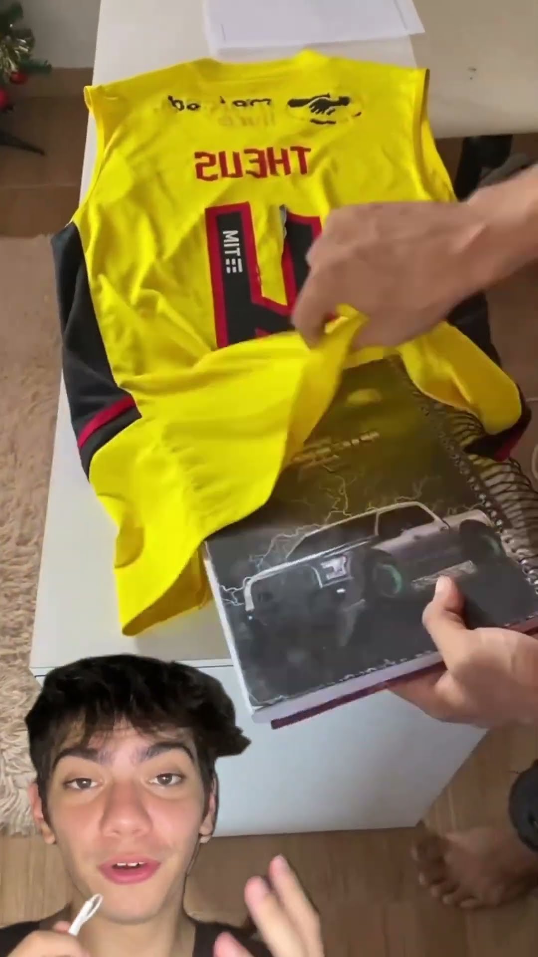 ?? Roupas como novas: use papel e ferro pra fixar a estampa de volta. Truque fácil e rápido!