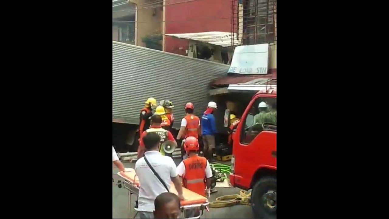 Viral ngayon Truck inararo mga sasakyan sa banketa.