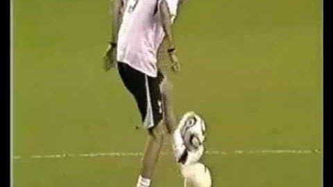 Football Freestyler Billy Wingrove [from www.metacafe.com].wmv