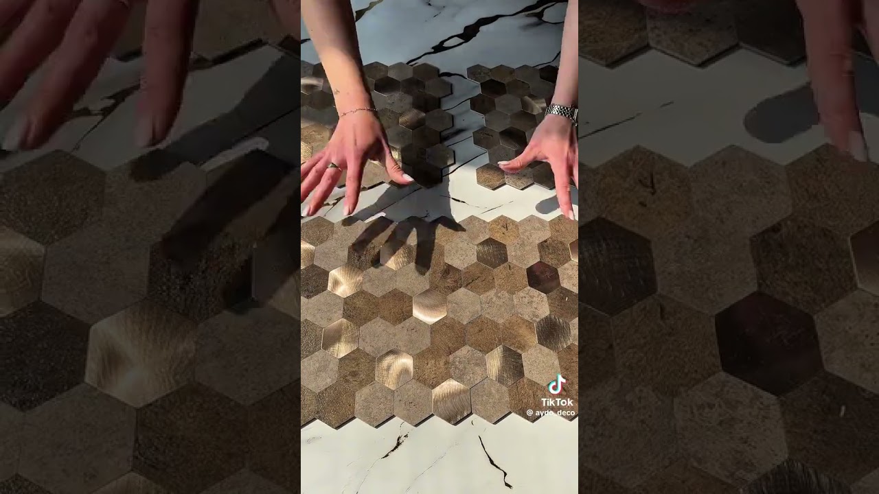 🪨 Zelfklevend mozaïek met een metallic twist.