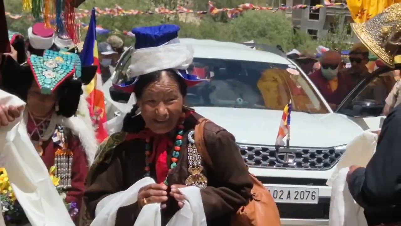 Grand Reception of His Holiness Drikung Kyabgon CHETSANG at Shara#pho#Do.