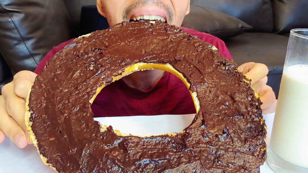 GIANT CRUNCHY BAGEL WITH CHOCOLATE SPREAD ASMR MUKBANG EATING SHOW