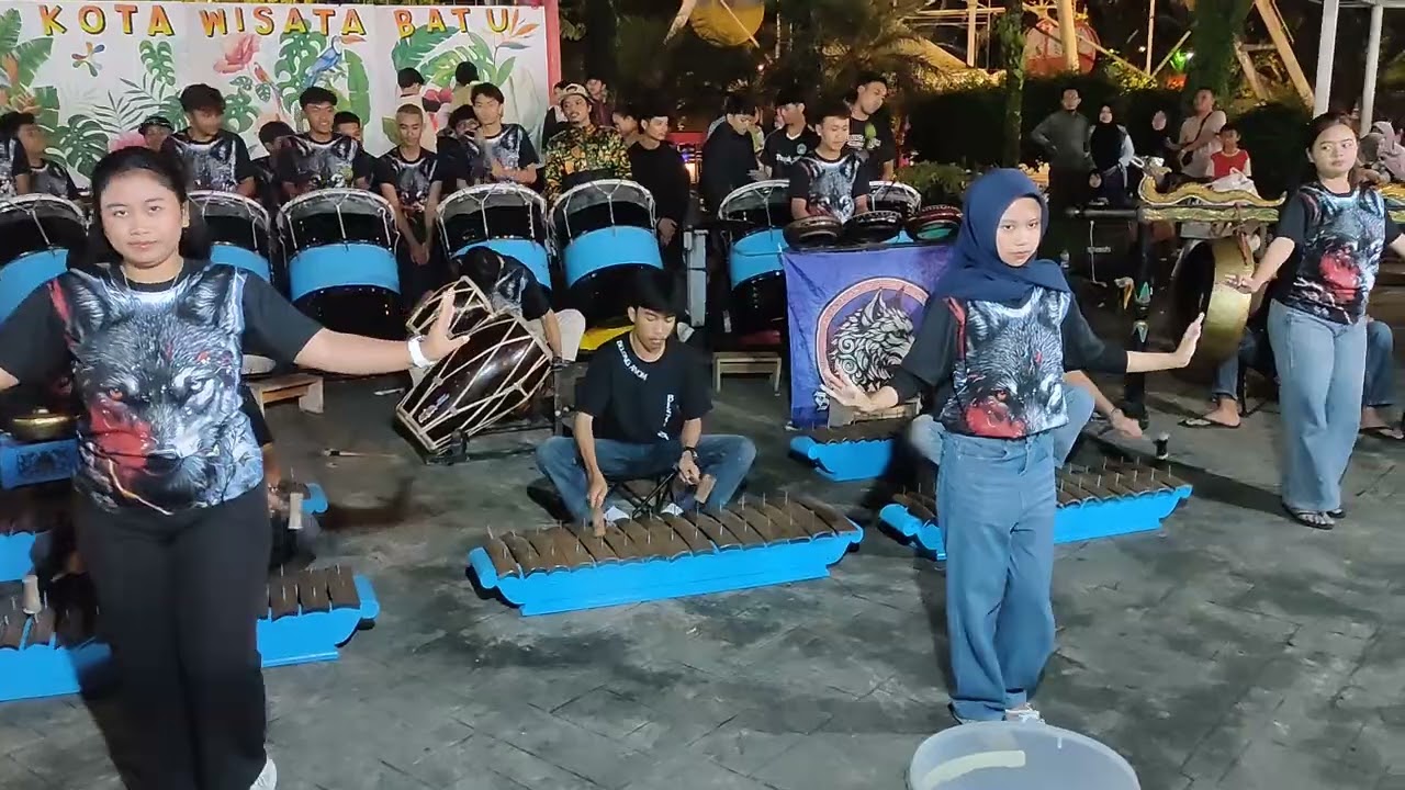 Kesenian malam hari di alun-alun kota batu malang.
