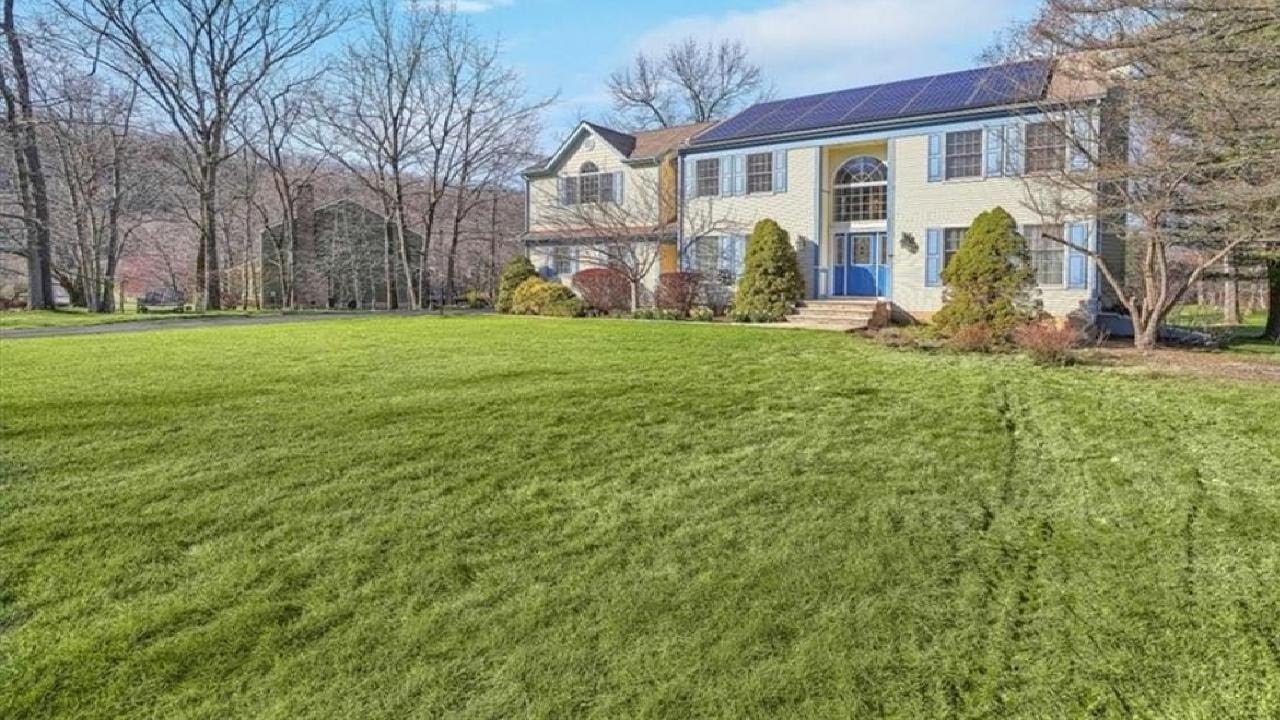 8 Thayer Road, Highland Mills, NY Presented by Kim Chiapperino.