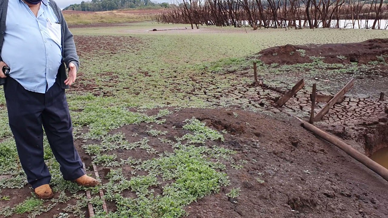 Tombo do repórter Fernando Kopper no barro do alagado Passo Real em Quinze de Novembro