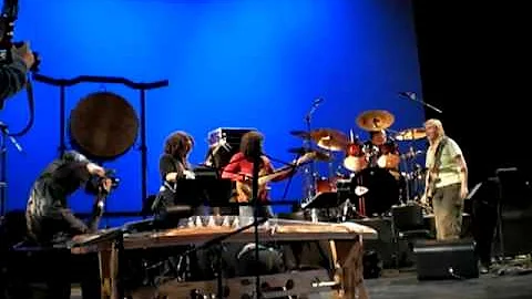 Jennifer Batten trades licks w/ Shamisen Player Ke...