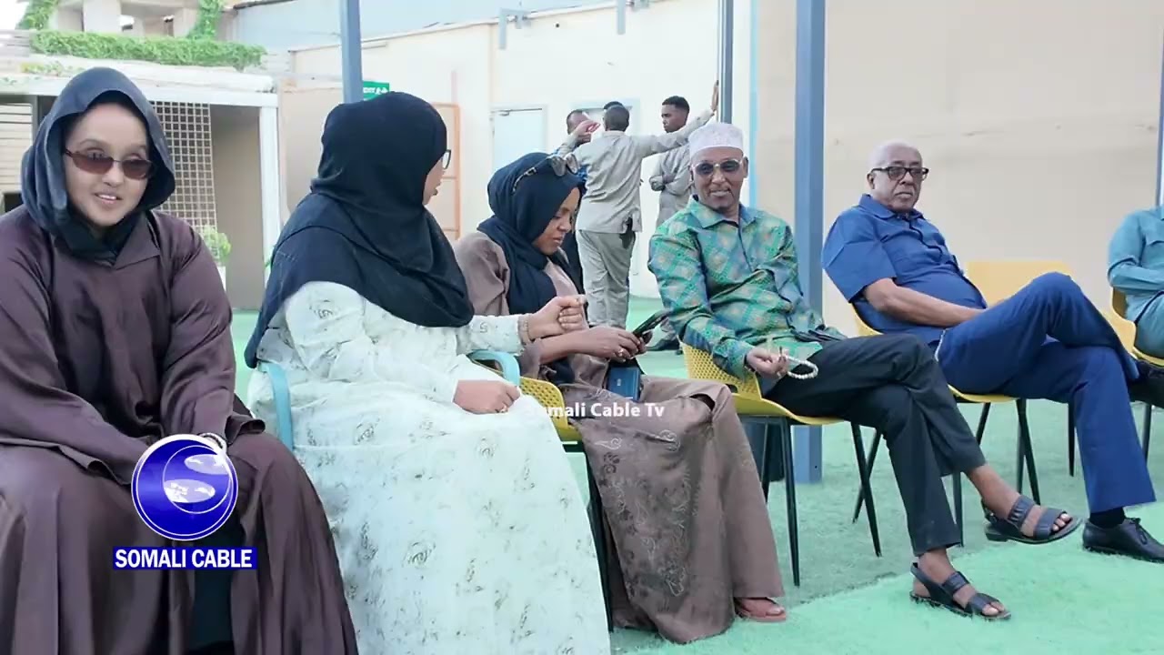 Sheekh Shariif iyo Cabdiraxmaan Cabdishakuur oo ay wehliyaan Xildhibaanada Hawiye ayaa hadda ...