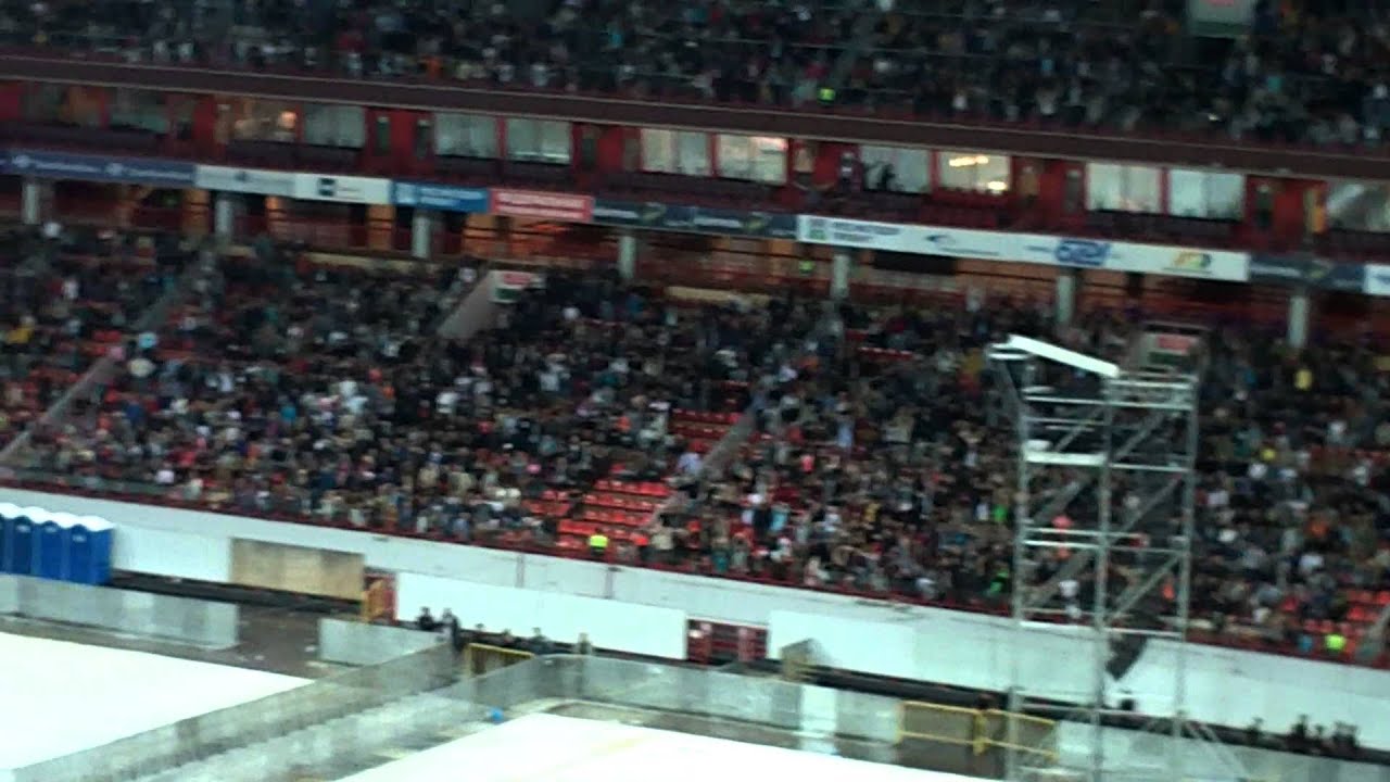 стадион развлекается - пускает волну после концерта депеш мод в ожидании выхода