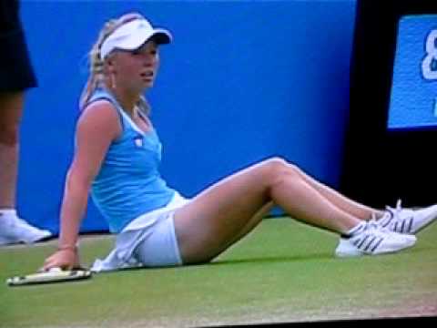 Caroline Wozniacki slips and falls