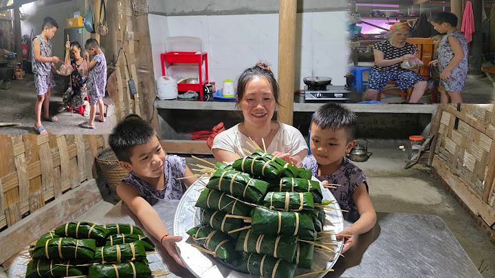 Single mom taught two children to wrap banh chung and bring the cakes to visit a sick neighbor