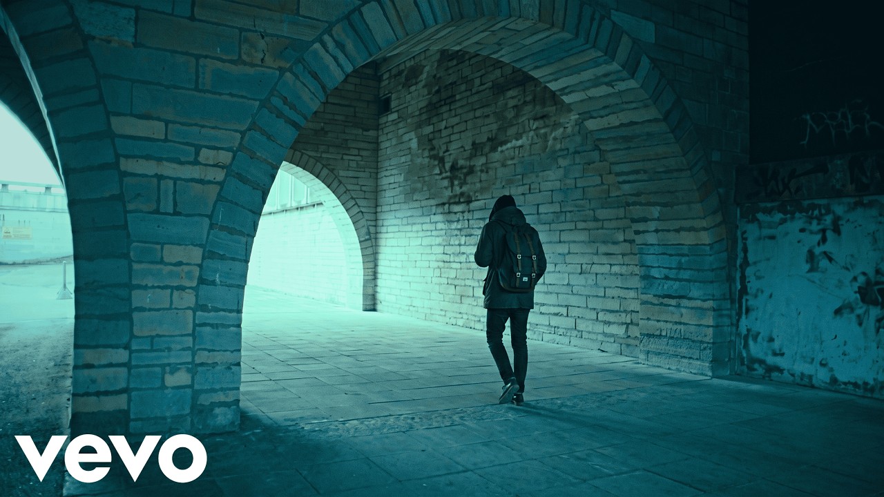 YouTubeでAlan Walker Style x AVA - Faded (Official Music Video)を視聴 YouTubeでAlan Walker Style x AVA - Faded (Official Music Video)を視聴