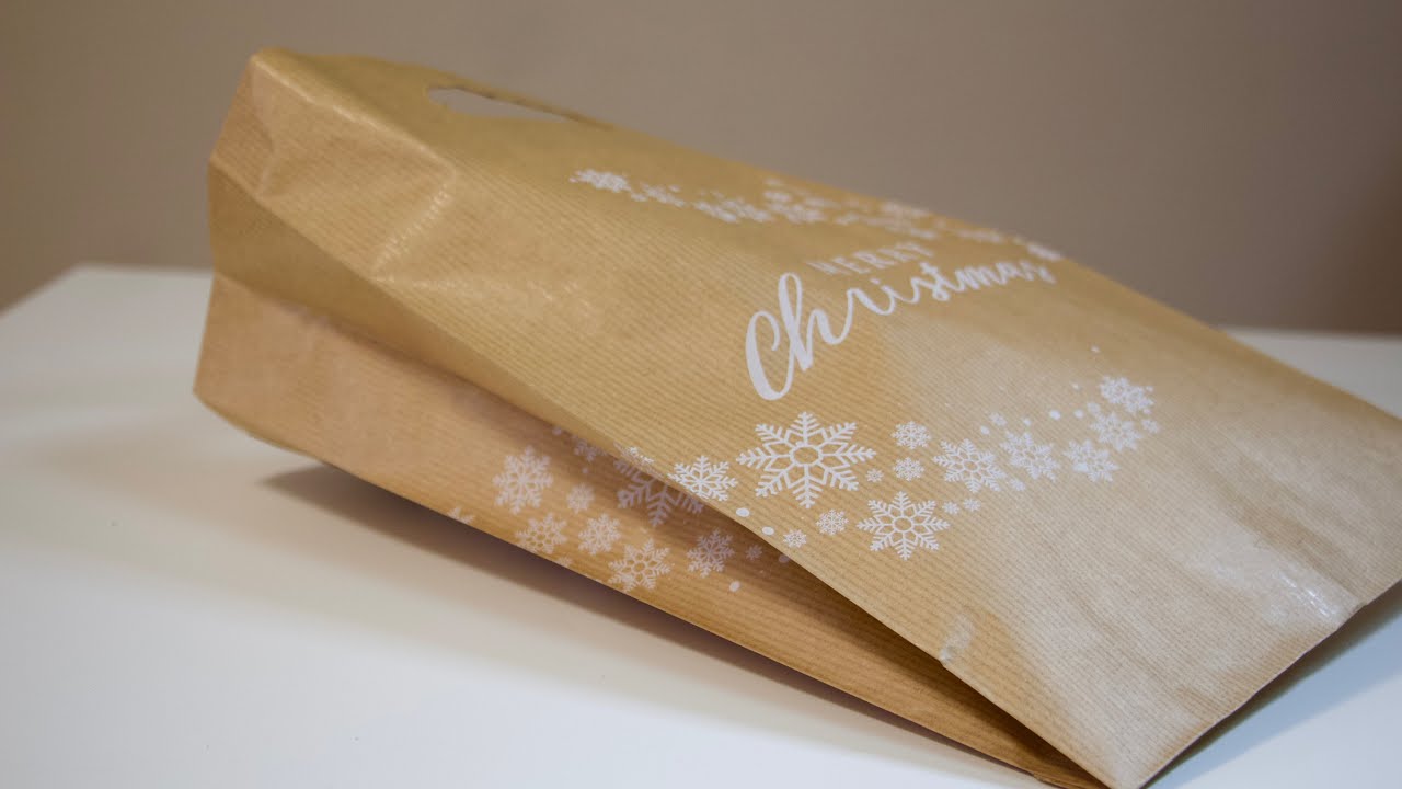 Бумажный новогодний пакет из крафт бумаги 320х220х75 мм