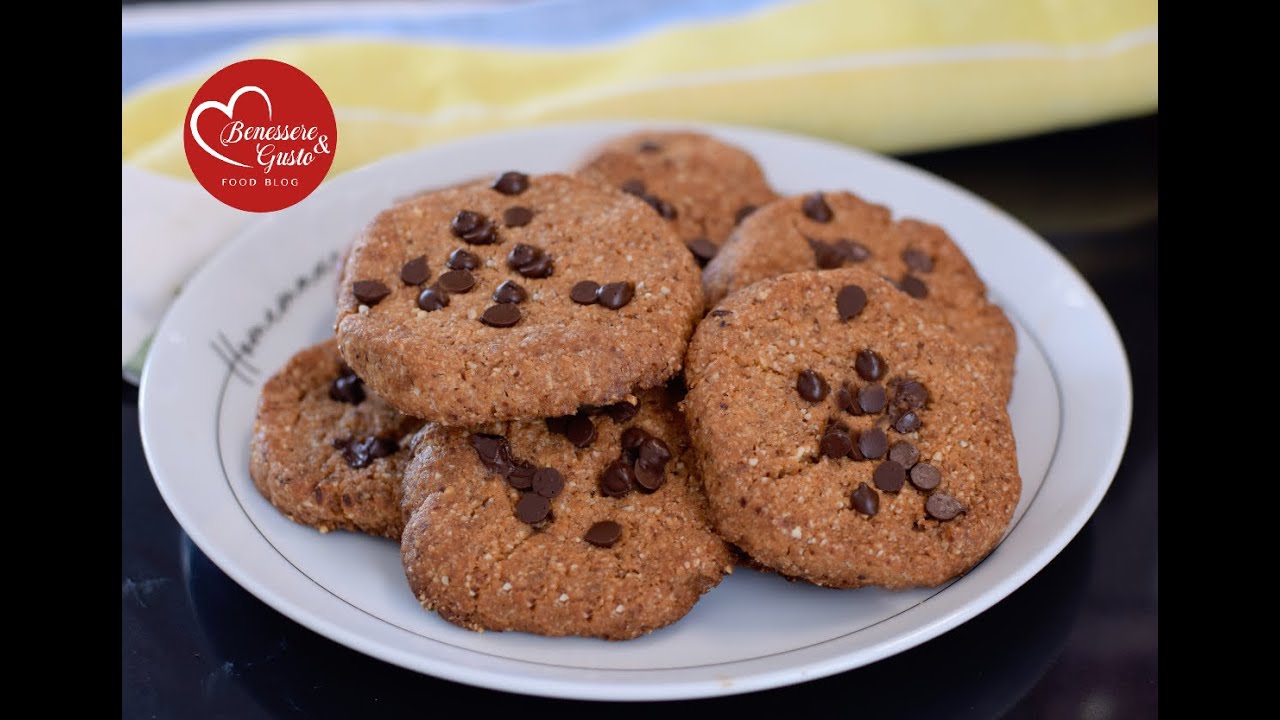 Biscotti vegani con farina di ceci e mandorle