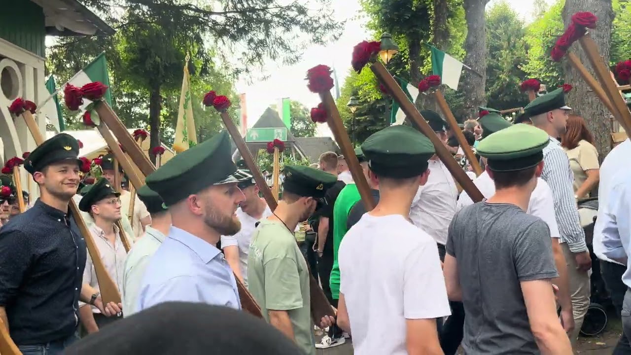 Olper Schützenfest 2025 - Defiliermarsch beim Marsch um die Vogelstange