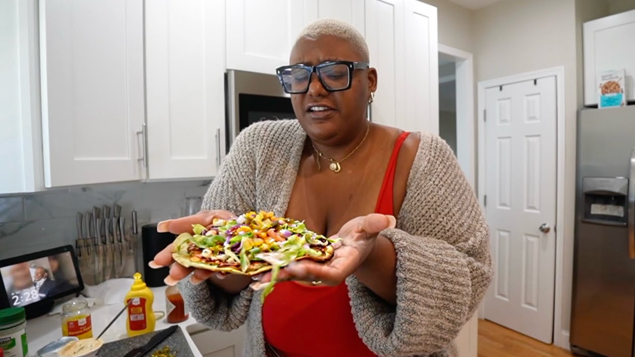 TRYING THE VIRAL SMASH BURGER TACO!!! 😲