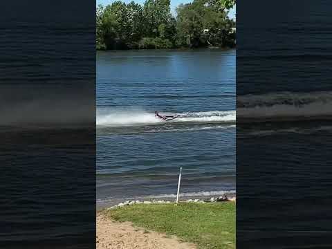 Crowd watches barefoot waterskiers go around the lake!